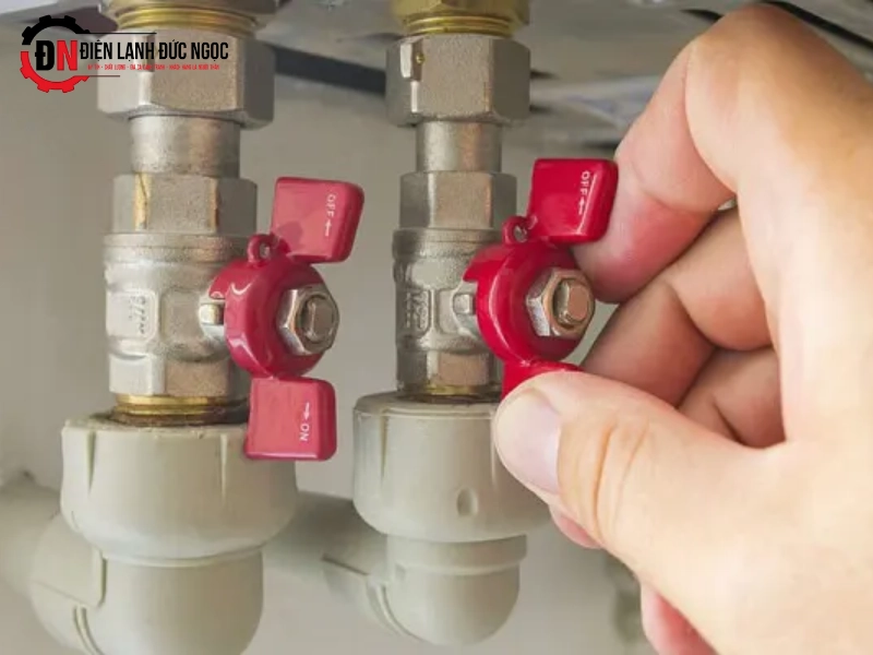 Khóa van cấp nước khẩn cấp khi phát hiện máy giặt bị tràn nước