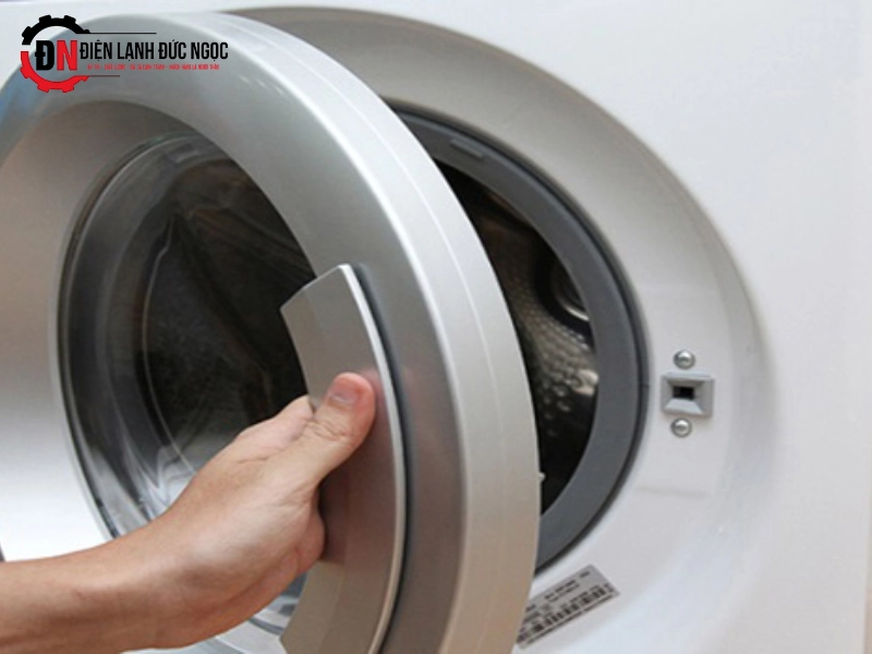 Đóng kín cửa máy giặt thường xuyên khiến máy giặt bị hôi 
