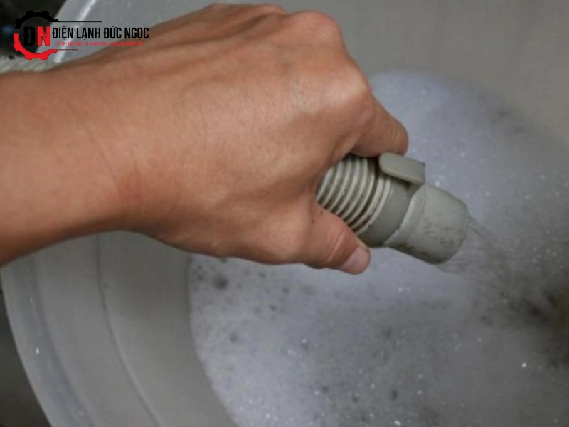Do nước thải của máy giặt không thoát hết tạo nên mùi hôi
