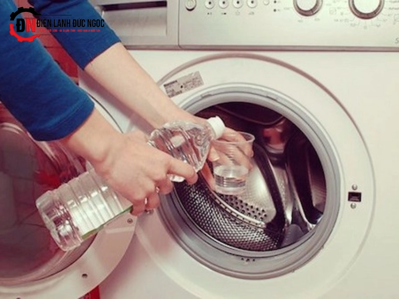 Sử dụng giấm ăn vệ sinh máy giặt