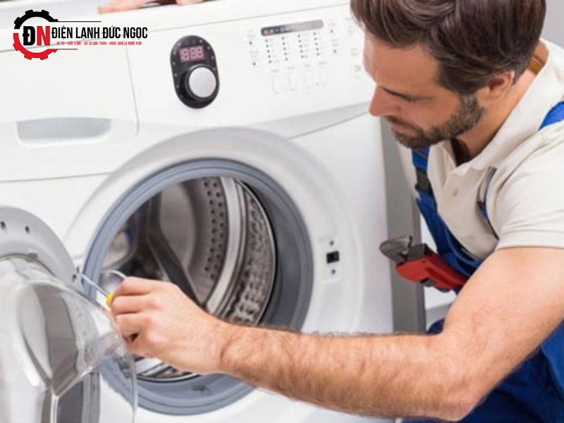 Khi nào cần gọi thợ sửa máy giặt chuyên nghiệp 