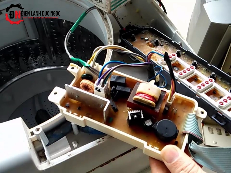 Board mạch điều khiển của máy giặt Aqua bị lỗi