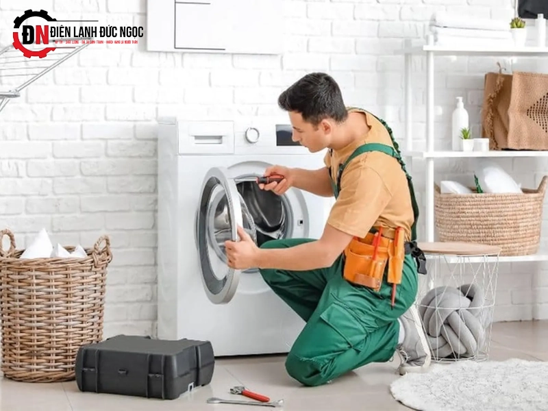 Khi nào cần gọi thợ sửa chữa chuyên nghiệp khi máy giặt tràn nước 