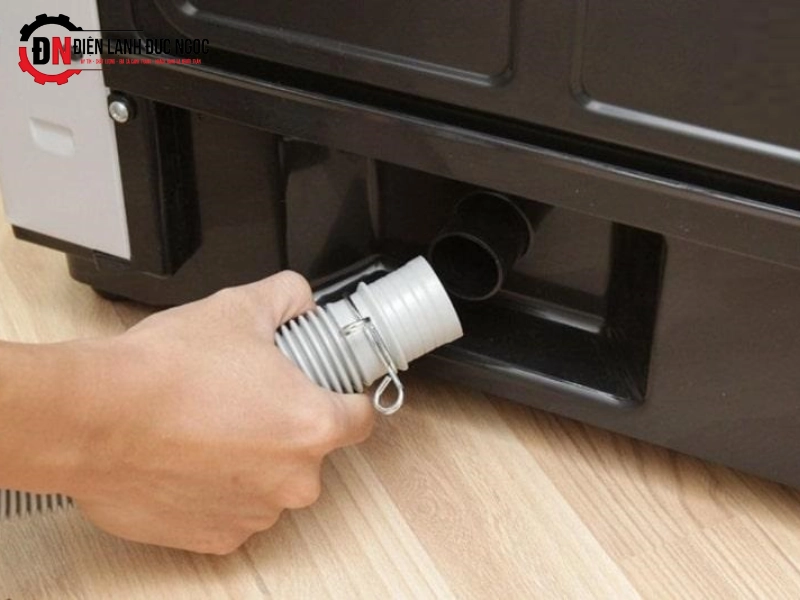 Kiểm tra và thông tắc ống thoát nước máy giặt